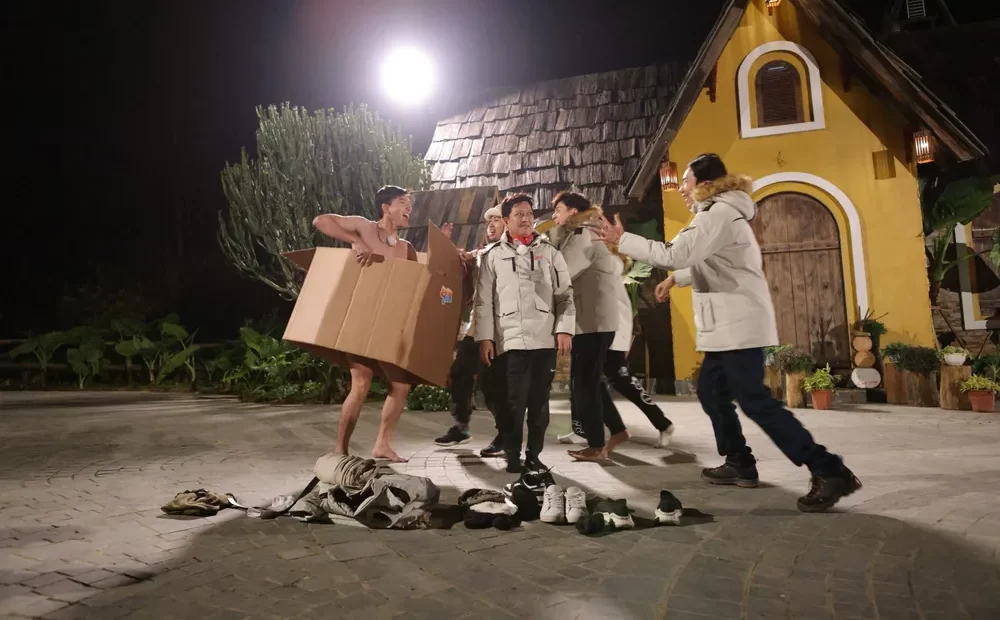 Anh phải sử dụng bìa carton để che đi phần nhạy cảm Anh phải sử dụng bìa carton để che đi phần nhạy cảm