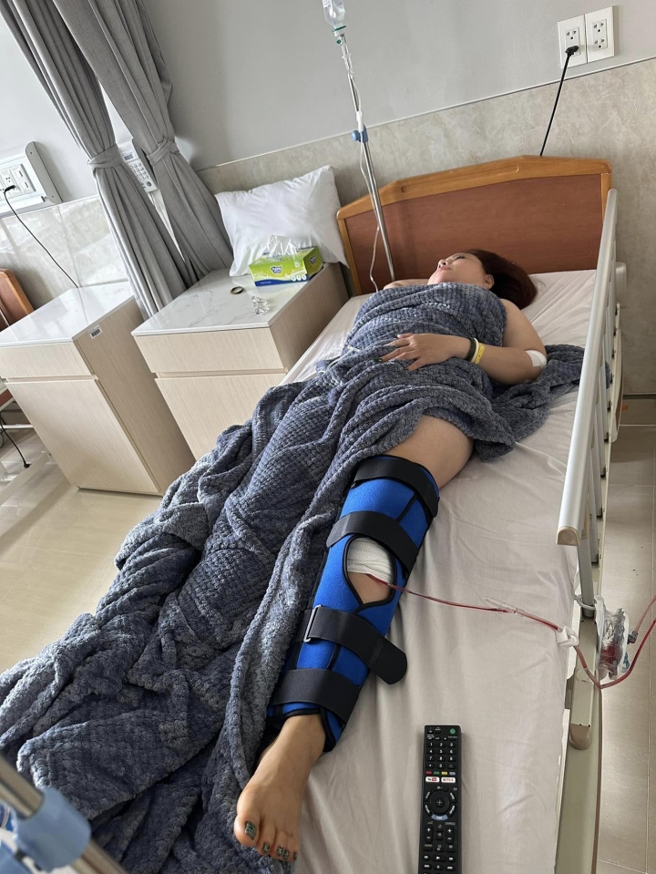 Nữ diễn viên nhập viện để chuẩn bị cho ca phẫu thuật chân Nữ diễn viên nhập viện để chuẩn bị cho ca phẫu thuật chân