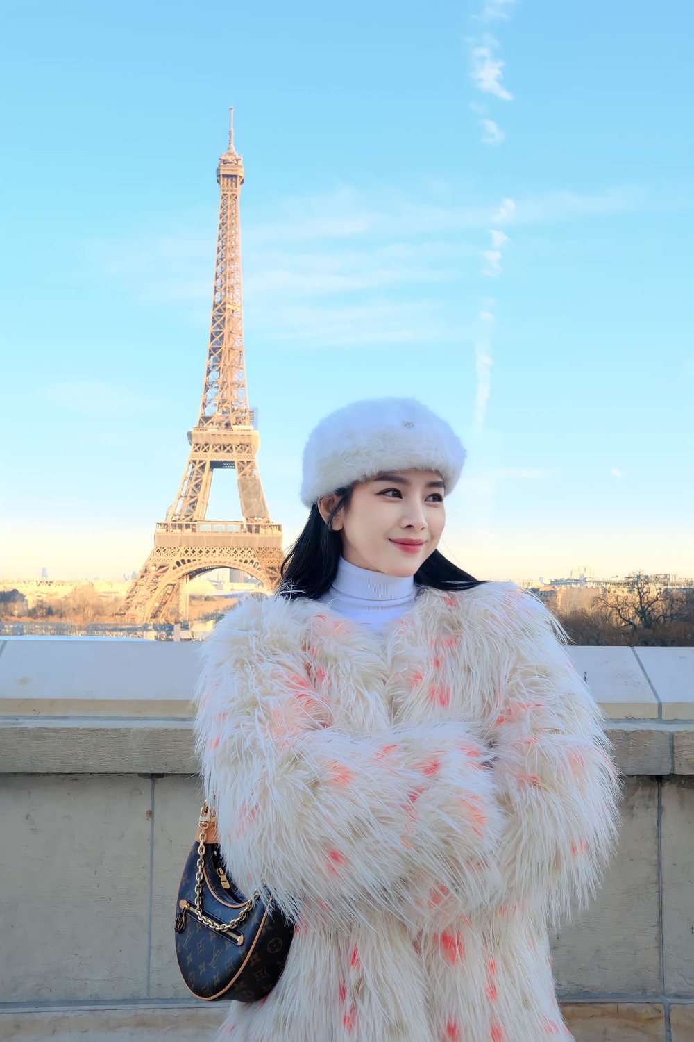 Dj Mie cực xinh đẹp khi chụp ảnh bên trời tây Dj Mie cực xinh đẹp khi chụp ảnh bên trời tây