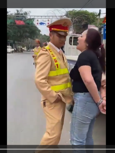 Chửi bới lực lượng chức năng khi yêu cầu xin tha lỗi không được chấp thuận Chửi bới lực lượng chức năng khi yêu cầu xin tha lỗi không được chấp thuận