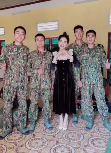 Nữ ca sĩ tại chương trình "Sao nhập ngũ" Nữ ca sĩ tại chương trình "Sao nhập ngũ"