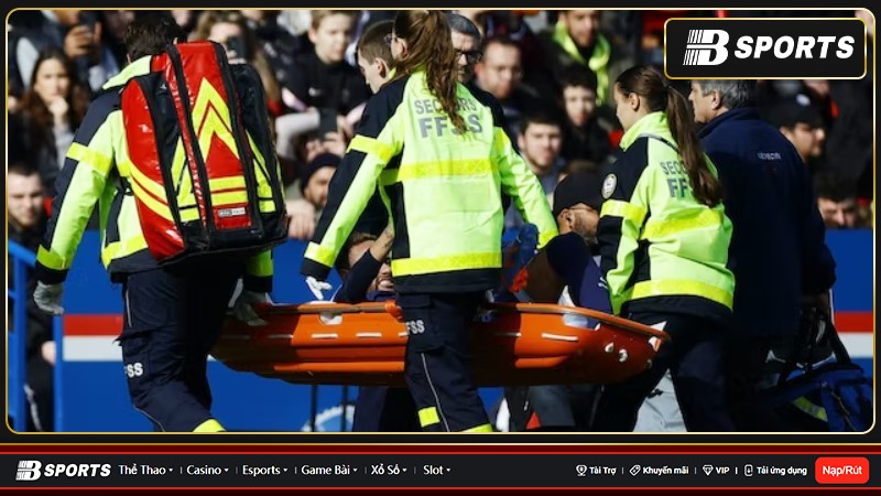 Neymar đã phải rời sân Parc des Princes trên cáng sau khi bị bong gân mắt cá chân trong một pha tranh chấp với Benjamin Andre Neymar đã phải rời sân Parc des Princes trên cáng sau khi bị bong gân mắt cá chân trong một pha tranh chấp với Benjamin Andre