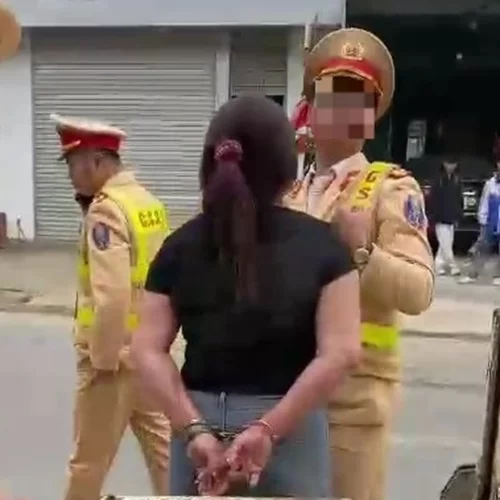 Người phụ nữ có bị còng tay Người phụ nữ có bị còng tay