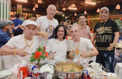 Sơn Mặt Quỷ thường xuyên khoe ảnh ăn chơi cùng giới xã hội đen để thể hiện cái uy và sự ''máu mặt'' của mình cho cộng đồng mạng nể phục