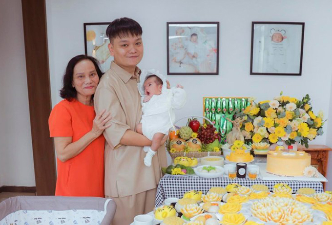 Nam nghệ sĩ bên cạnh mẹ cùng đứa con gái đầu lòng Nam nghệ sĩ bên cạnh mẹ cùng đứa con gái đầu lòng