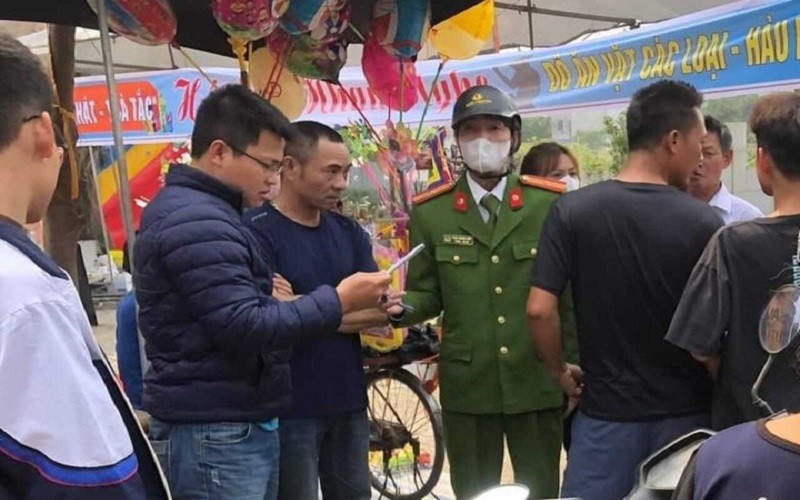 Đâm chết người vì mâu thuẫn trong lễ hội làng ở Hà Nội Đâm chết người vì mâu thuẫn trong lễ hội làng ở Hà Nội