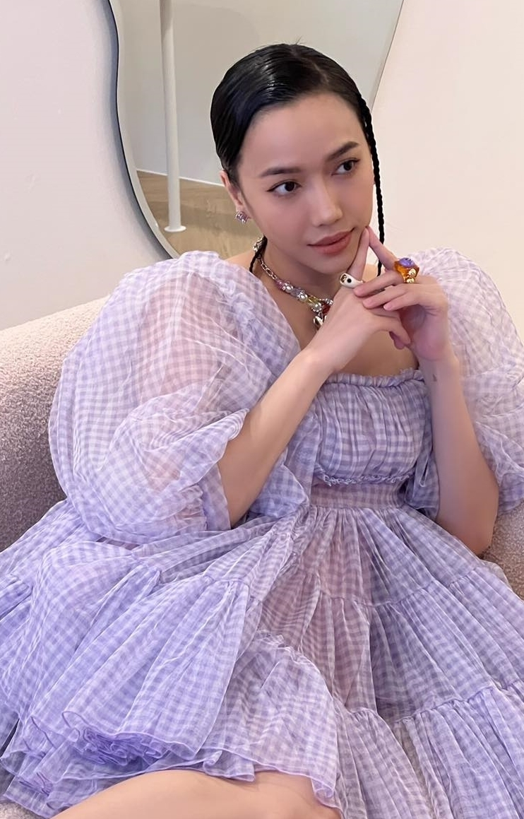 Cô nàng bắt đầu bén duyên với màn điện ảnh. Cô nàng bắt đầu bén duyên với màn điện ảnh.